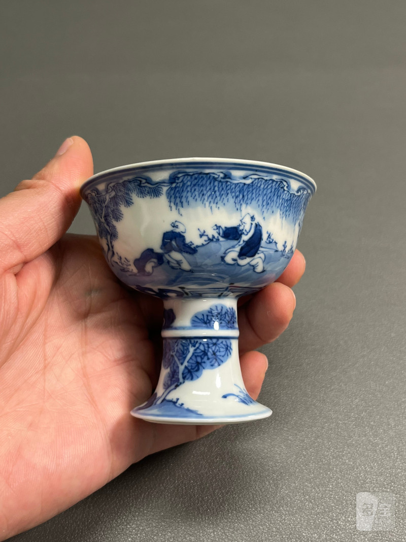 十八世纪  青花庭院高仕图梵文高足杯 - 图5